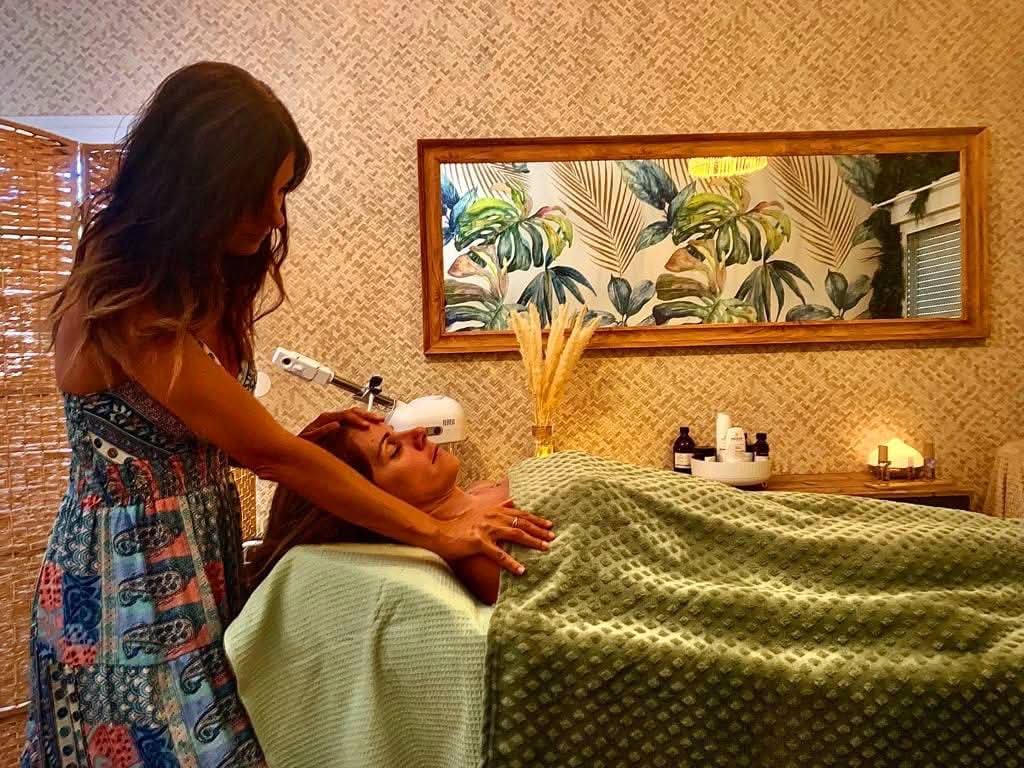 Lisa réalise un soin visage