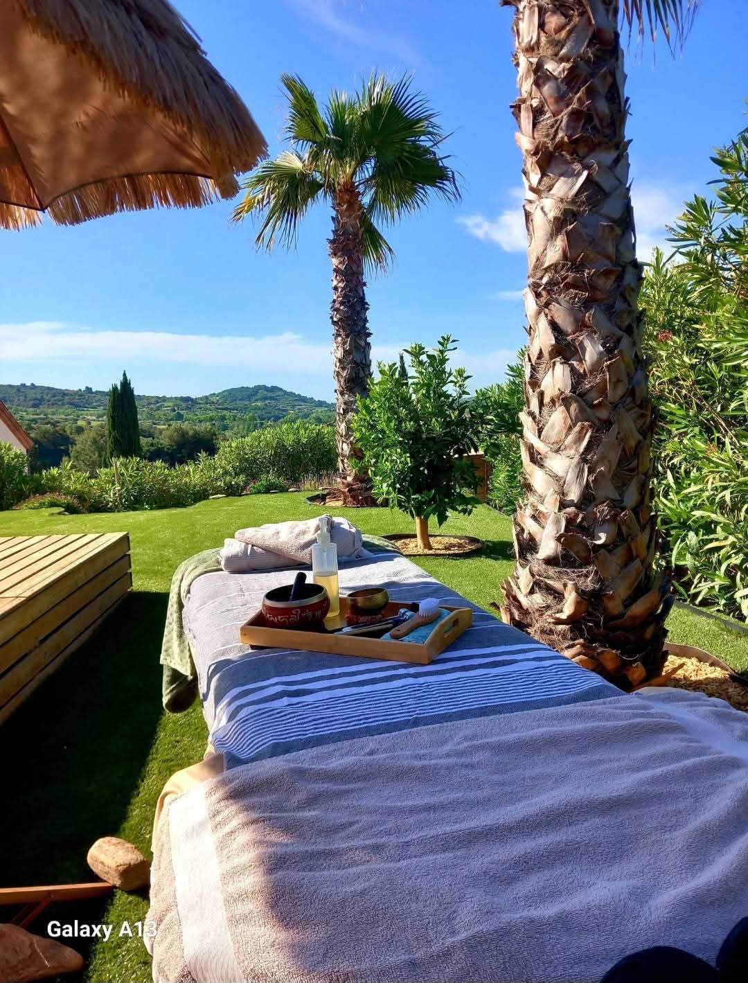 Massage extérieur sous palmiers